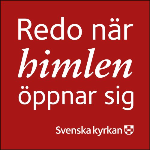 Vit text på röd bakgrund: Redo när himlen öppnar sig, och Svenska kyrkans logga.